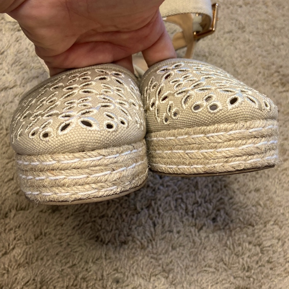 Skechers Women Beige Eyelet Pattern Turtledove Espadrille Wedge Shoes Size 8 - Picture 5 of 11